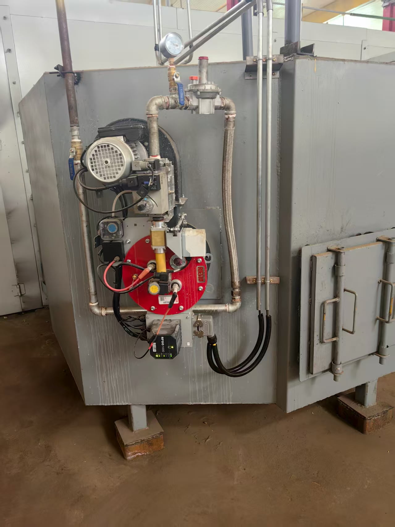 Industrial gas burner system for a curing oven