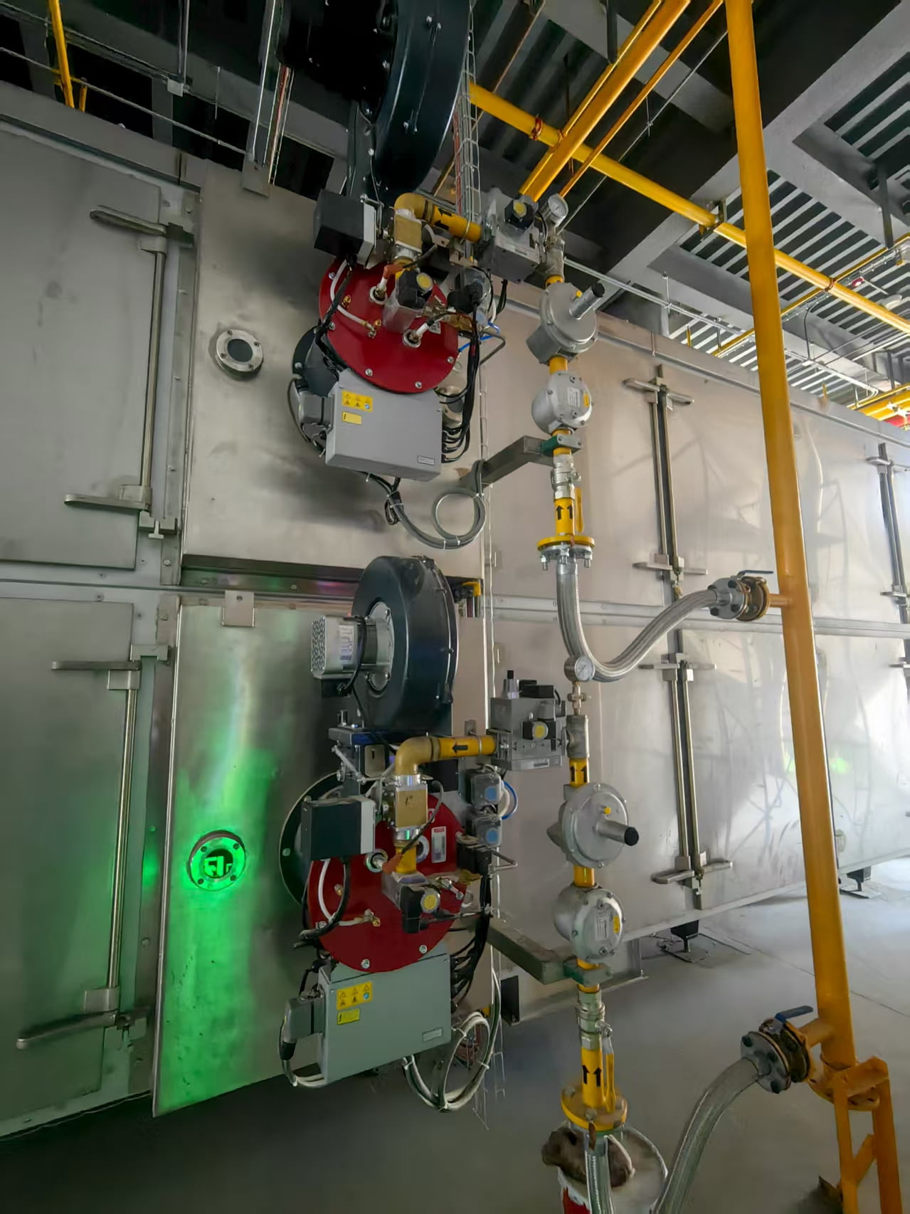 Twin industrial burner installation with gas pressure regulating system