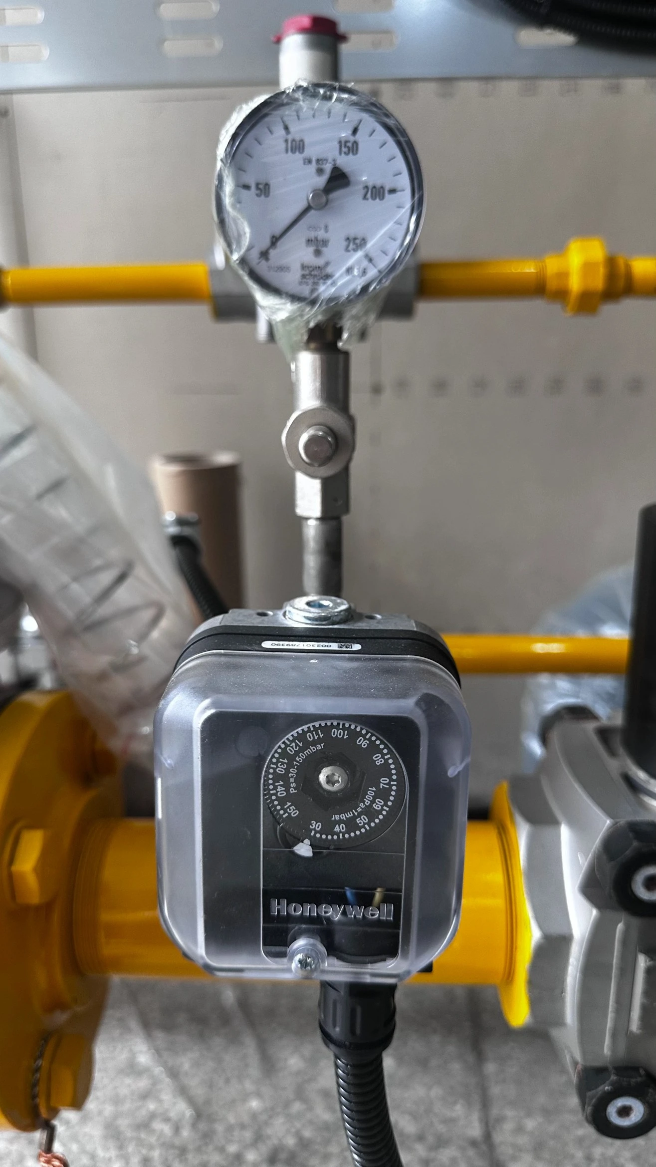 Pressure gauge on the natural-gas fuel train for an RTO combustion application